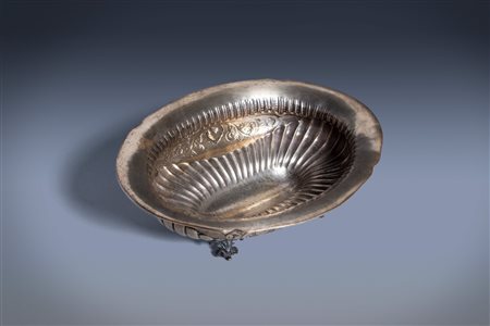 Vaso in argento 800, con volute e baccellature, secolo XX