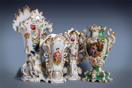 Lotto composto da quattro vasi in porcellana, in stile Luigi Filippo, secoli XIX-XX