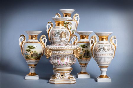 Lotto composto da sei oggetti in porcellana: cinque vasi biansati e una tulipaniera, secolo XX