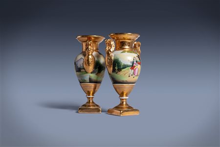 Coppia di vasi biansati in porcellana, fine secolo XIX