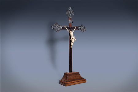 Crocifisso in avorio, su croce in legno, con terminali in argento, secolo XIX