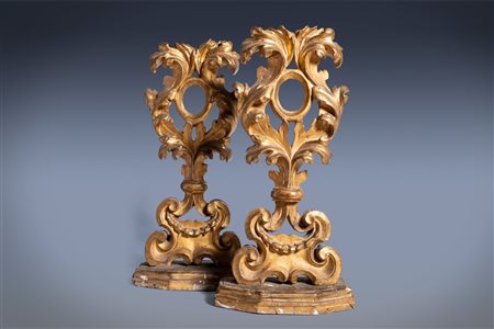 Coppia di porta reliquie in legno dorato, secolo XVIII