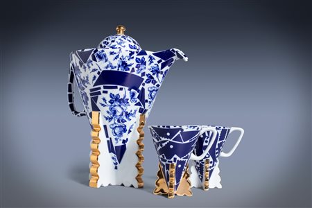 Milan Martiník (Praga 1960)  - Servizio in porcellana bianca e blu composto da una teiera e due tazze