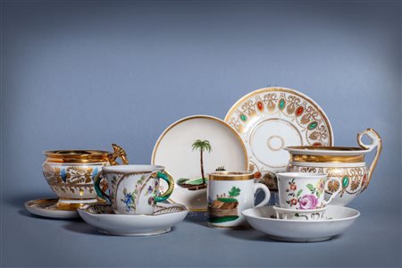 Lotto composto da cinque tazzine con piattino in porcellana, secoli XIX-XX