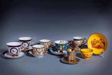 Gruppo di otto tazzine con piattino in porcellana, secolo XX, di cui due coppie