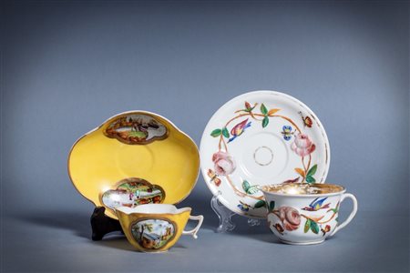 Due tazzine con piattino in porcellana, secolo XIX