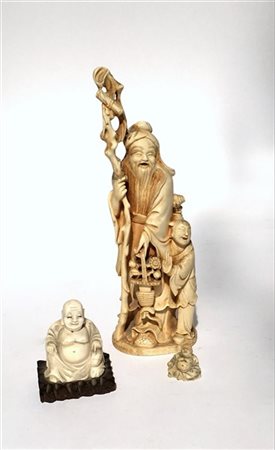 Manifattura orientale Tre sculture in plastica e osso raffiguranti Shoulao con