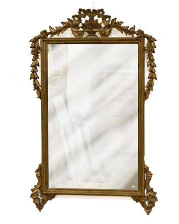 Specchiera con cornice in legno scolpito e dorato a motivi naturalistici (cm 62