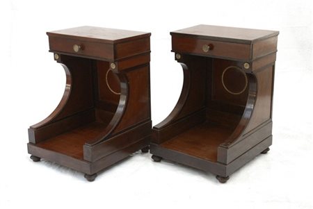 Coppia di comodini in stile Impero con un cassetto, montanti curvi, pomolo e fr