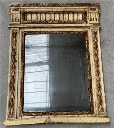 Cornice in legno intagliato, laccato e dorato a palmette e campanule (cm 72x87)