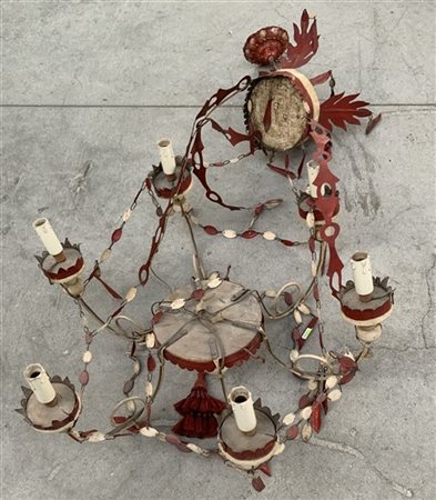 Lampadario a sei fiamme in metallo laccato (h. cm 110) (difetti)