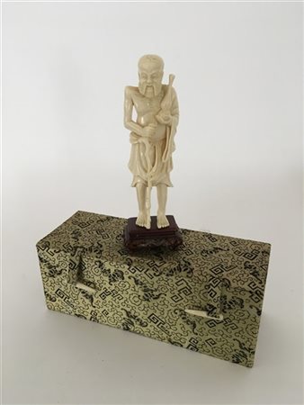 Scultura in avorio raffigurante l'Immortale taoista Li Tieguai, base in legno.