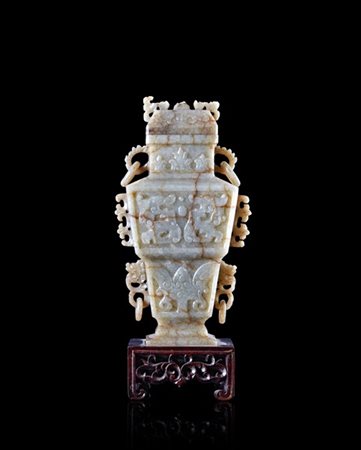 Vaso in giada scolpito a motivi di gusto arcaico, base in legno. 
Cina, fine se