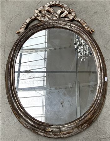 Specchio di forma tonda in legno argentato con cimasa a fiocco (cm 75x50) (dife