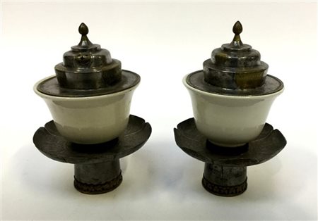 Due coppette in porcellana monocroma montate in metallo. Cina, sec. XX (difetti