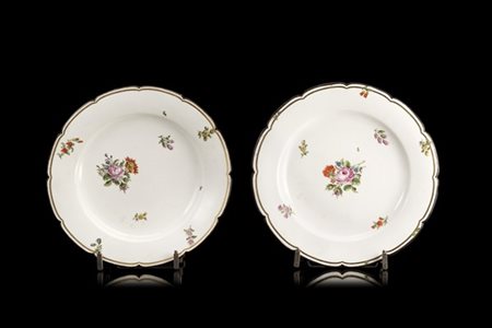 Manifattura di Napoli, secolo XIX. Coppia di piatti in porcellana decorati a ma