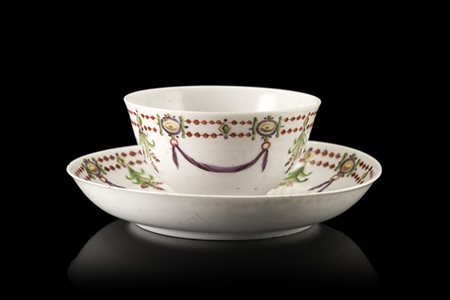 Manifattura del secolo XVIII. Tazza con piattino in porcellana decorata con fes