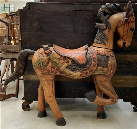 Manifattura orientale Cavallo in legno scolpito e decorato in policromia (cm 11