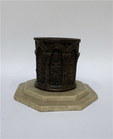 Modello di pozzo medievale in bronzo decorato in rilievo su base ottagonale in