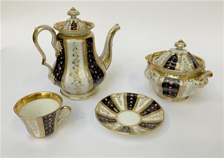 Servizio da tè in porcellana decorata a dorature, composto da teiera, zuccherie