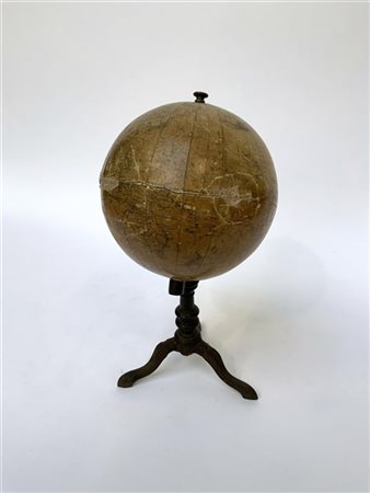 Piccolo globo terrestre su base tripode in ghisa, secolo XIX, ED. Parav