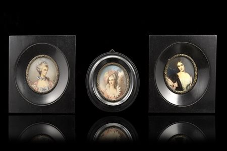 Lotto composto da tre fotominiature del secolo XX raffiguranti dame, in cornici