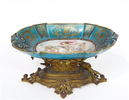 Manifattura francese, seconda metà secolo XIX. Alzata con vassoio in porcellana