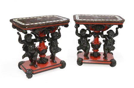 Coppia di consoles in legno laccato con sostegni a putti a tutto tondo con vasi