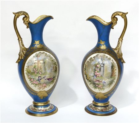 Manifattura del secolo XIX. Coppia di grandi versatoi in porcellana a fondo blu