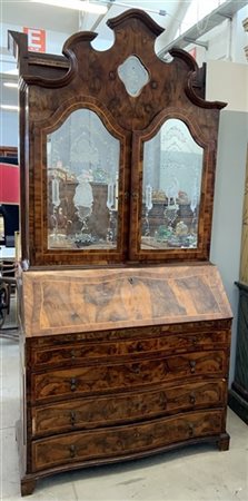 Antico trumeau in noce e radica di noce, parte inferiore mossa a quattro casset