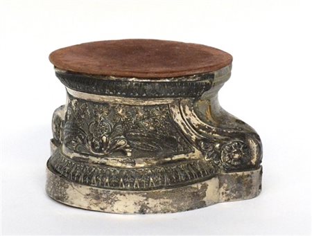 Base in legno con fronte curvo rivestito in argento sbalzato a foglie d'acanto,