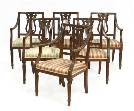 Gruppo di sei poltrone in noce con schienale traforato e intagliato a lira. Gam