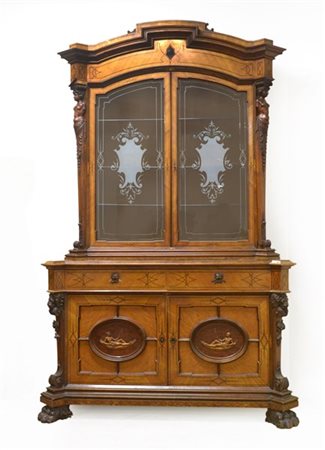 Mobile a due corpi lastronato e filettato in legni vari. Parte superiore a due