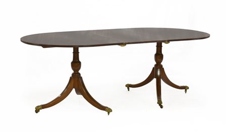 Tavolo da pranzo di forma ovale con fasce sagomate, gambe a colonna tornite pog