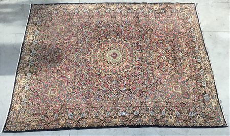 Tappeto Kirman Millefleur, Persia, secolo XX. Decoro a medaglione polilobato su