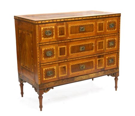 Comò a tre cassetti lastronato in noce, filettato e intarsiato a motivi geometr