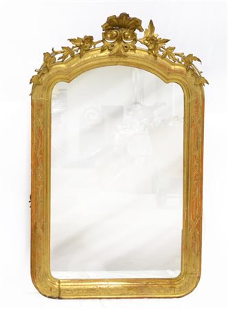 Specchiera sagomata in legno dorato e bulinato, cimasa intagliata a conchiglia,
