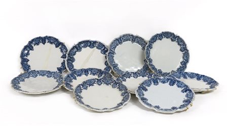 Gruppo di dieci piatti in maiolica a bordo sagomato decorato in blu a motivi ve