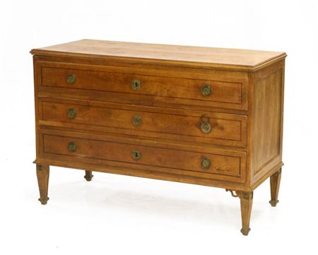 Comò in noce a tre cassetti filettati, gambe rastremate e scanalate. Fine sec.