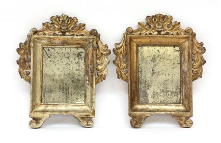 Coppia di cartagloria in legno dorato con cimase intagliate e traforate a volut