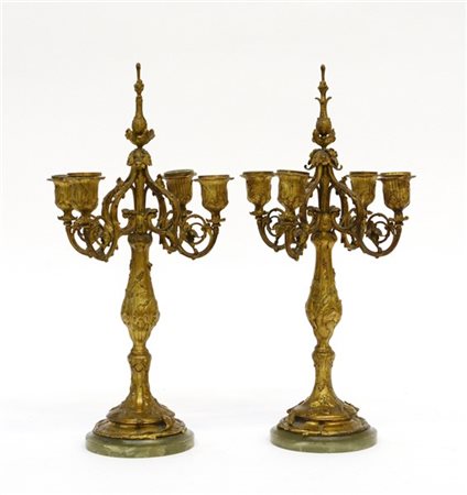 Coppia di candelieri a quattro fiamme in bronzo dorato con basi in onice (h cm