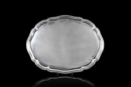 Vassoio in argento a corpo liscio di forma sagomata, cifrato "RM" al retro. Arg