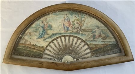Ventaglio con stecche in avorio traforate, incise e dorate con figure e volute.