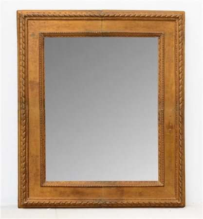 Specchiera con cornice in legno dorato ed inciso a volute e fiori (cm 140x125)