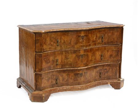 Cassettone di forma mossa a tre cassetti lastronati e filettati in noce e radic