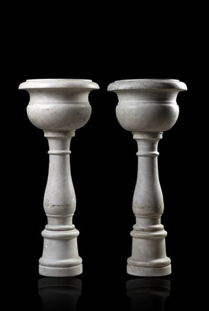 Coppia di vasche in marmo, sostegno in marmo tornito, poggianti su basi circola