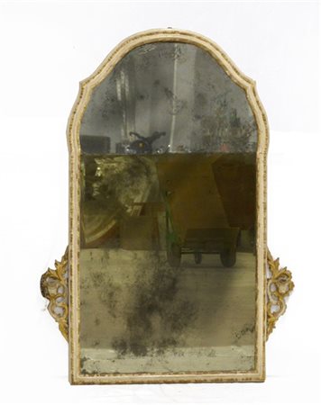 Specchiera di forma sagomata in legno laccato avorio e oro, portacandela latera
