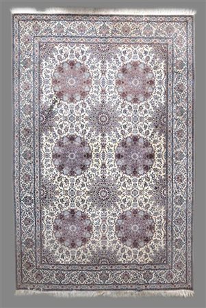 Tappeto Nain, Persia, secolo XX.
Annodato in lana e seta. Decoro con sei medagl