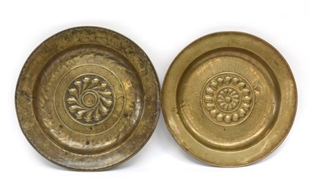 Due elemosinieri del secolo XVII in ottone inciso e sbalzato a motivi stilizzat