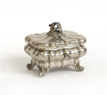 Scatola in lamina d'argento di forma mossa, presa a fiori, piedi a ricciolo. Ti